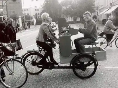 Lastenrad mit Klavier, Linda Rosenkranz mit Klaus Melchers von der Musikschule Oldenburg auf dem Weg zum Konzert im PFL, Bild von 2001
