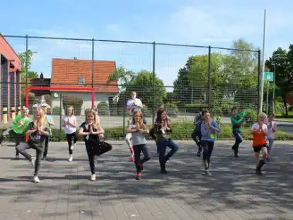 Sylvia Bruns (hinten rechts) und Antonia Alder (hinten links) vom &bdquo;Muddis kochen&ldquo;-Team waren am Dienstag mit der Aktion &bdquo;Bewegtes Klassenzimmer&ldquo; in der Grundschule Hammelwarden zu Gast.