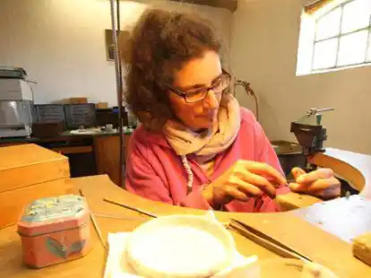 Christine Pape bei der Arbeit in ihrer Schmuckwerkstatt: Hier entstehen Unikate aus durchweg hochwertigen Materialien.