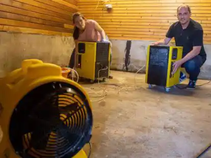 Sarah Stenhorst (links) stellt mit Ansgar Schnabel von der Hundsm&uuml;hler Immobiliengesellschaft Bautrockner auf: Die Firma hat die drei Ger&auml;te kostenlos zur Verf&uuml;gung gestellt und vorbeigebracht.