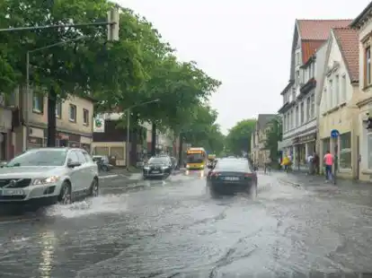 Verlagerung: Nicht die Alexanderstra&szlig;e, sondern die Nadorster Stra&szlig;e stand nach dem Starkregen am Samstag  unter Wasser.