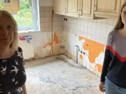 Marianne (links) und Sarah Stenhors putzten gerade die voll eingerichtete K&uuml;che und brachten dort eine Lampe an: Da begann der Starkregen im Souterrain alles zu &uuml;berschwemmen.