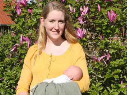 Eine Puppe als Anschauungsobjekt: An ihr erkl&auml;rt Wiebke Meyer, wie man ein Baby richtig tr&auml;gt.