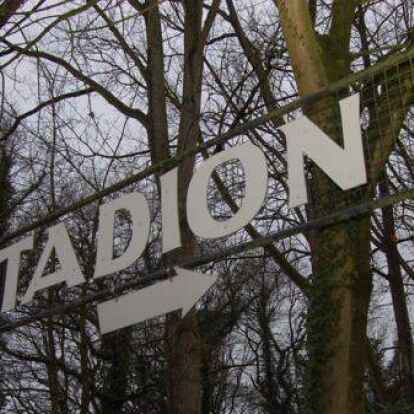 Das Stadion Bad Zwischenahn: Gab es Druck aus der Politik auf die GVO-Versicherung, um das Flutlicht zu verhindern?