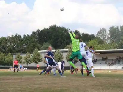 Fu&szlig;ball im Stadion Bad Zwischenahn: Das soll k&uuml;nftig auch unter Flutlicht m&ouml;glich sein.