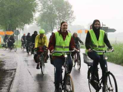 Regen war ein st&auml;ndiger Begleiter: Eine Radtour f&uuml;hrten die Geschwister Naemi (links) und Finnja Bohlken an.