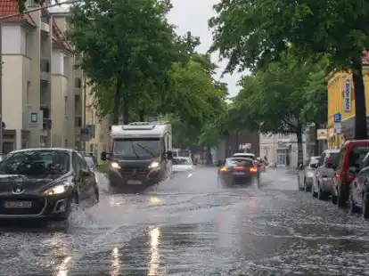 K&auml;mpfen sich durch das Wasser: Autos auf der Nadorster Stra&szlig;e.