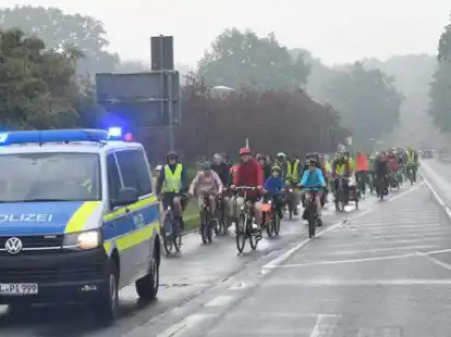 Die Fahrradkolonne auf dem Weg von Oldenburg nach Rastede