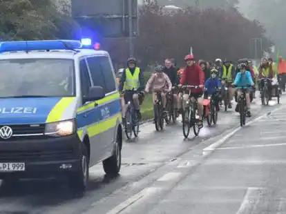 Die Fahrrad-Kolonne auf dem Weg von Oldenburg nach Rastede