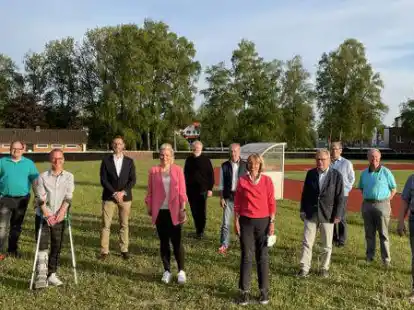 Die Kandidatinnen und Kandidaten der FDP (von links): Enrico Rogalski, Marco Durka, Michael Cordes, Torsten Kuck, Anna Eydam, Uwe Reiner Ewen, Dr. Manfred Kemper, Renate Achenbach, Norbert Steinhoff, Dr. J&uuml;rgen-Walter Becker, Klaus-Peter Tuchscherer. Dr. Horst-Herbert Witt und J&ouml;rg Krull.