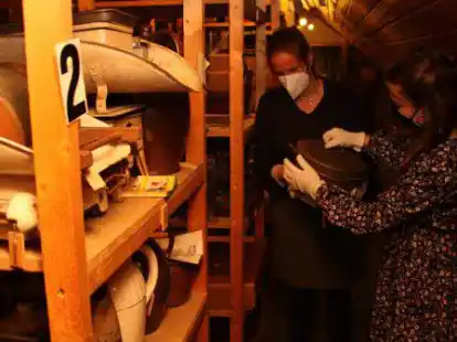 Friederike Ehn und F&Ouml;Jlerin Jenni Lambertz st&ouml;bern auf dem Spitzboden. Auf den ersten Blick mag die Sammlung chaotisch wirken. Doch tats&auml;chlich ist alles wohlgeordnet.