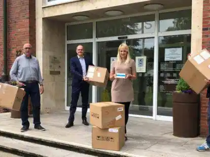 &Uuml;bergabe der Lolli-Tests in Rastede (von links): Lars Krause, Fritz Sundermann, Carl Isenbeck, Sandra Frieden und Bj&ouml;rn Finkeisen