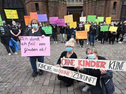 Vor der Lambertikirche in Oldenburg: Kurz vor der Mitarbeiterversammlung protestierten die Besch&auml;ftigten der ev.-luth. Kirchengemeinde am Montagnachmittag, weil die Kirche die Tr&auml;gerschaft f&uuml;r ihre Kindertagesst&auml;tten abgeben m&ouml;chte.