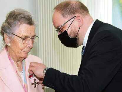Dr. Hildegard Schnetkamp erhielt f&uuml;r ihr langj&auml;hriges Engagement f&uuml;r die Kultur im Oldenburger Land das Verdienstkreuz am Bande des Nieders&auml;chsischen Verdienstordens. Landrat Johann Wimberg &uuml;berreichte die Auszeichnung w&auml;hrend einer Feierstunde im Cloppenburger Kreishaus.