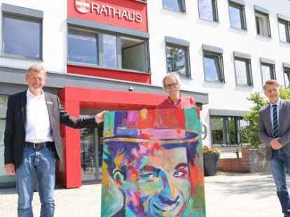 Charlie Chaplin mal in Farbe: B&uuml;rgermeister Arno Schilling, K&uuml;nstler Bernd Senetzki und Schulleiter J&uuml;rgen Boy (von links) mit einem der Exponate vor dem Rathaus.