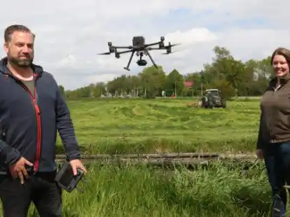 Sven L&uuml;ers und Ulrike Witting freuten sich &uuml;ber den Erfolg der Drohnen-Aktion.