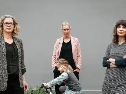 Fordern vom Land mehr Sicherheit an Schulen: Dinah Maasch (von links), Julia G&uuml;nther mit ihrer Tochter und Isabel Rojas.