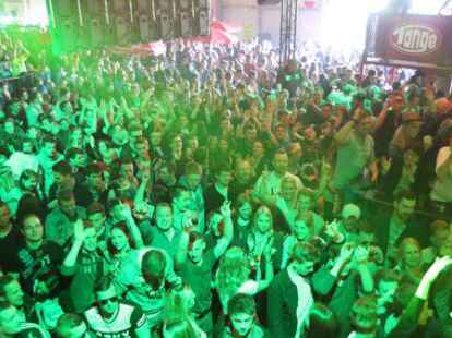 Ein Bild aus vergangenen Zeiten: Dicht an dicht tanzen die Menschen in der Disco Tange. Corona  kannte man h&ouml;chstens als Biermarke. Theoretisch d&uuml;rfte die Disco in der Gemeinde Apen wieder &ouml;ffnen. Die Praxis erz&auml;hlt eine andere Geschichte.