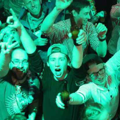 Bilder aus vergangenen Zeiten, als Corona lediglich eine Biermarke war: der Fr&uuml;htanz in der Disco Tange