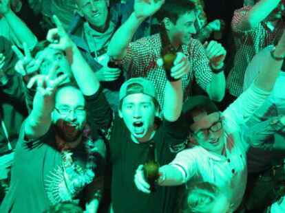 Bilder aus vergangenen Zeiten, als Corona lediglich eine Biermarke war: der Fr&uuml;htanz in der Disco Tange