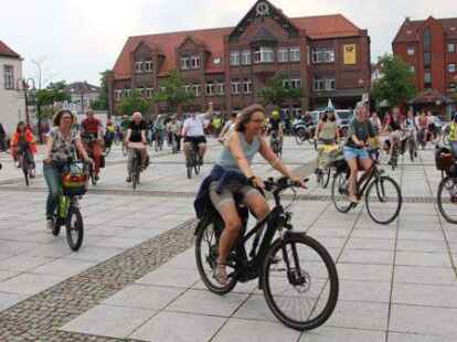 Rund 200 Radler beteiligten sich an der Schlusskundgebung   gegen die K&uuml;stenautobahn auf dem Nordenhamer Marktplatz.