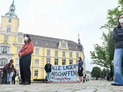 Demonstration auf dem Schlossplatz: Teilnehmer fordern mehr Solidarit&auml;t mit den gefl&uuml;chteten Menschen im ehemaligen Kloster Blankenburg.