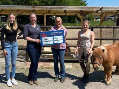 &Uuml;berreichte den Scheck an Sabine Pirker (3.v.li.) von der Reitschule Sandkrug: Bernadette Brune (2. v.li. ). Mit dabei: die neue stellvertretende Gest&uuml;tsleiterin Delia Wohlgemuth (links).