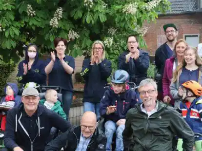 Feststimmung mit vorne von links:  Heiko Holthusen, Christian Heilhecker, Hergen Koopmann und hinten 2. von links Bettina Knutzen und 4. von links Kerstin Held.