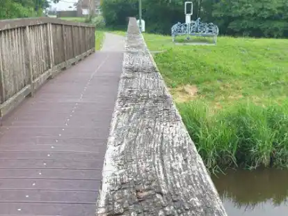Sie wurde saniert und erhielt unter anderem einen neuen Belag: die Heeren-Wehren-Br&uuml;cke &uuml;ber die Gro&szlig;e S&uuml;derb&auml;ke, an dessen Ufer auch eine &bdquo;Fischbank&ldquo; steht.