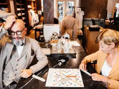 Spielen kann ernst sein:  Srabble mit Oliver und Ulla Sklorz, Inhaber von &bdquo;Die Form&ldquo;.