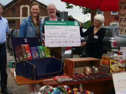 Ingo Lieken, Rieke Wiese und Dieter Lieken von der Projekthilfe Gambia freuen sich &uuml;ber die 2000-Euro-Spende des Weltladens Rodenkirchen unter der Leitung von Ulrike Riesener (von links).