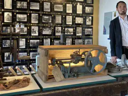 Museologe Cai-Olaf Wilgeroth aus Neuenburg,  Kurator und Ausstellungsleiter, ist besonders fasziniert von den historischen Fotos der Familie M&uuml;ller. Er hat die vielen Ausstellungsst&uuml;cke im rechten Licht arrangiert.