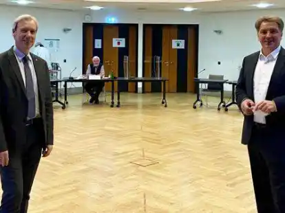 Trafen sich (vorne von links): Harald G&ouml;tting, Vorsitzender der Arbeitsgemeinschaft Stadtoldenburger B&uuml;rgervereine,  und Oberb&uuml;rgermeister J&uuml;rgen Krogmann sowie weitere Vertreterinnen und Vertreter von zw&ouml;lf B&uuml;rgervereinen