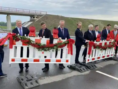 Die Freigabe der Bundesstra&szlig;e 211. Bild