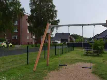 Ein Kinderspielplatz im Wohngebiet zwischen Glogauer Stra&szlig;e und Paulus-Kirche im Nordenhamer Stadtteil Friedrich-August-H&uuml;tte. Hier soll vorsorglich der Sand ausgetauscht werden.