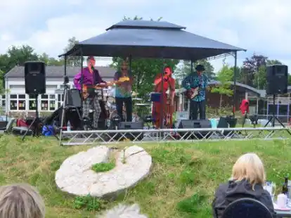 Die Band Bongo in a Bubble spielte bei der Auftaktveranstaltung des Kultursommers Wesermarsch im Garten der Berner Kulturm&uuml;hle.