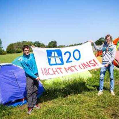 31.05.2021, Niedersachsen, Westerstede: Mischa Lauterbach (l) und Stefan Mester stehen mit einem Plakat mit der Aufschrift 