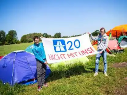 31.05.2021, Niedersachsen, Westerstede: Mischa Lauterbach (l) und Stefan Mester stehen mit einem Plakat mit der Aufschrift 