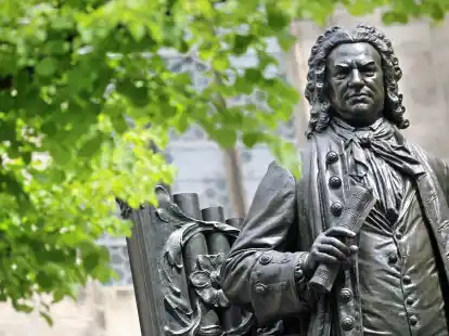 Blick auf das Denkmal des Komponisten Johann Sebastian Bach auf dem Thomaskirchhof in Leipzig, aufgenommen am Donnerstag (10.06.2010). Am Freitag (11.06.2010) beginnt in Leipzig das diesj&auml;hrige Bachfest. Bis zum 20. Juni 2010 stehen 113 Veranstaltungen mit rund 2.000 K&uuml;nstlern auf dem Festivalkalender. Neben Werken von Johann Sebastian Bach erklingen auch Kompositionen von Schumann, dessen 200. Geburtstag in diesem Jahr gefeiert wird, sowie von Brahms. Foto: Jan Woitas dpa/lsn  +++(c) dpa - Bildfunk+++