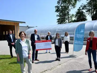 Bei der Einweihung des Werkhofs und des Folientunnels der Oldenburger Jugendwerkstatt (v. l.): Frank Lammerding, Dagmar Sachse, Andreas G&ouml;gel, Doris Jagusch-Kok, Julia R&uuml;scher, Tanja Meiser und Anne Bohlen