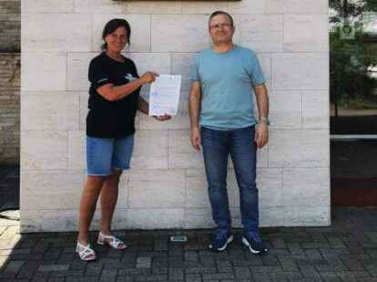 &Uuml;bungsleiterin Sandra Jan&szlig;en und der Lungenfacharzt Faiq Ehmed freuen sich &uuml;ber das neue Angebot Lungensport beim SV Nordenham