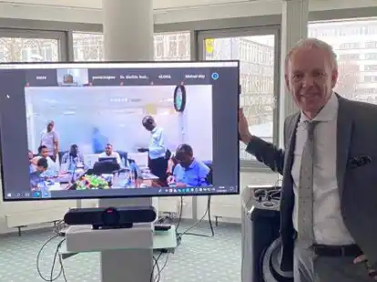 GUV-Gesch&auml;ftsf&uuml;hrer Michael May mit Teilnehmern eines internationalen Projektes zum Aufbau von Rehabilitationsstrukturen in  Tansania.