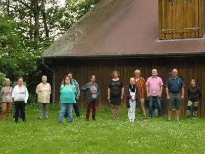 Kandidaten und weitere Mitglieder der Linken nach der Versammlung in der Friedeburg. Ganz rechts: Landesvorstandsmitglied Friedrich Albers aus Emden. Vierter von rechts: Kreisvorsitzender Gerold Hohlen.