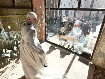 Blick hinein und hinaus: Ein derzeit leerstehendes Haus an der Baumgartenstra&szlig;e 6 wird nun f&uuml;r ein Projekt des Theaterkollektivs &bdquo;Die Loge&ldquo; genutzt.