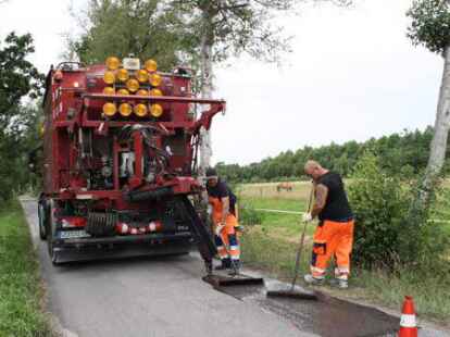 Stra&szlig;ensanierung in der Gemeinde Rastede: Dank niedrigerer Kosten als geplant k&ouml;nnen mehr Stra&szlig;en instand gesetzt werden.