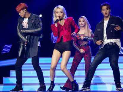 So sieht K-Pop aus: Die Band Kard mit den Mitgliedern (v.li.) BM, Jeon Ji-woo, Jeon So Min und J. Seph tritt w&auml;hrend eines K-Pop-Festivals auf. Koreanische Popmusik feiert auch au&szlig;erhalb Asiens Erfolge. Gerade bei jungen Menschen sind die Girl- und Boybands beliebt.