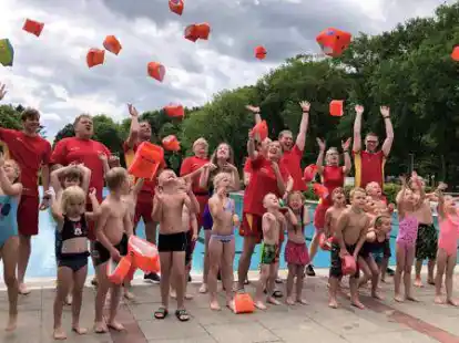 Video-Dreh zum Song &bdquo;Schwimmfl&uuml;gelfrei&ldquo;: F&uuml;r die Abschluss-Szene wurden die Schwimmfl&uuml;gel weit weggeworfen.