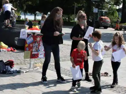 Aufmerksam machen auf einen Beruf mit viel Verantwortung: Kitas und Kinder der Kita Sonnenstrahl auf dem Marktplatz in Bad Zwischenahn.