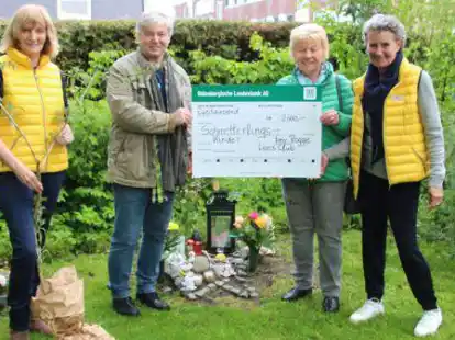 Sabine Zinn (links) und Sabine Siefken (rechts) vom Lions-Club Emy Rogge &uuml;berreichten einen Scheck &uuml;ber 2000 Euro an Detlef Kl&uuml;nner von der Initiative Schmetterlingskinder und Karin T&ouml;njes vom Friedhofsverband Nordenham-Blexen.