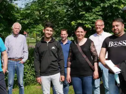 Andrija Ibisevic (3. von links) aus der Praxisklasse 9 der Oberschule Rodenkirchen freut sich &uuml;ber die vielf&auml;ltige Hilfe, die er bekommen hat.